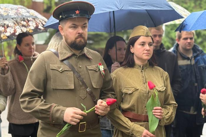 Минута молчания и цветы у мемориала: сотрудники МКСИ вспомнили героев-земляков