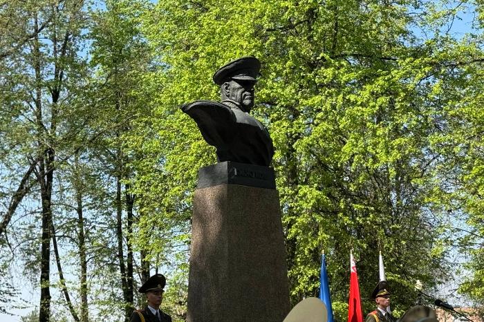 Память поколений: молодежь филиала почтила подвиг советского народа у стен сквера имени Маршала Жукова