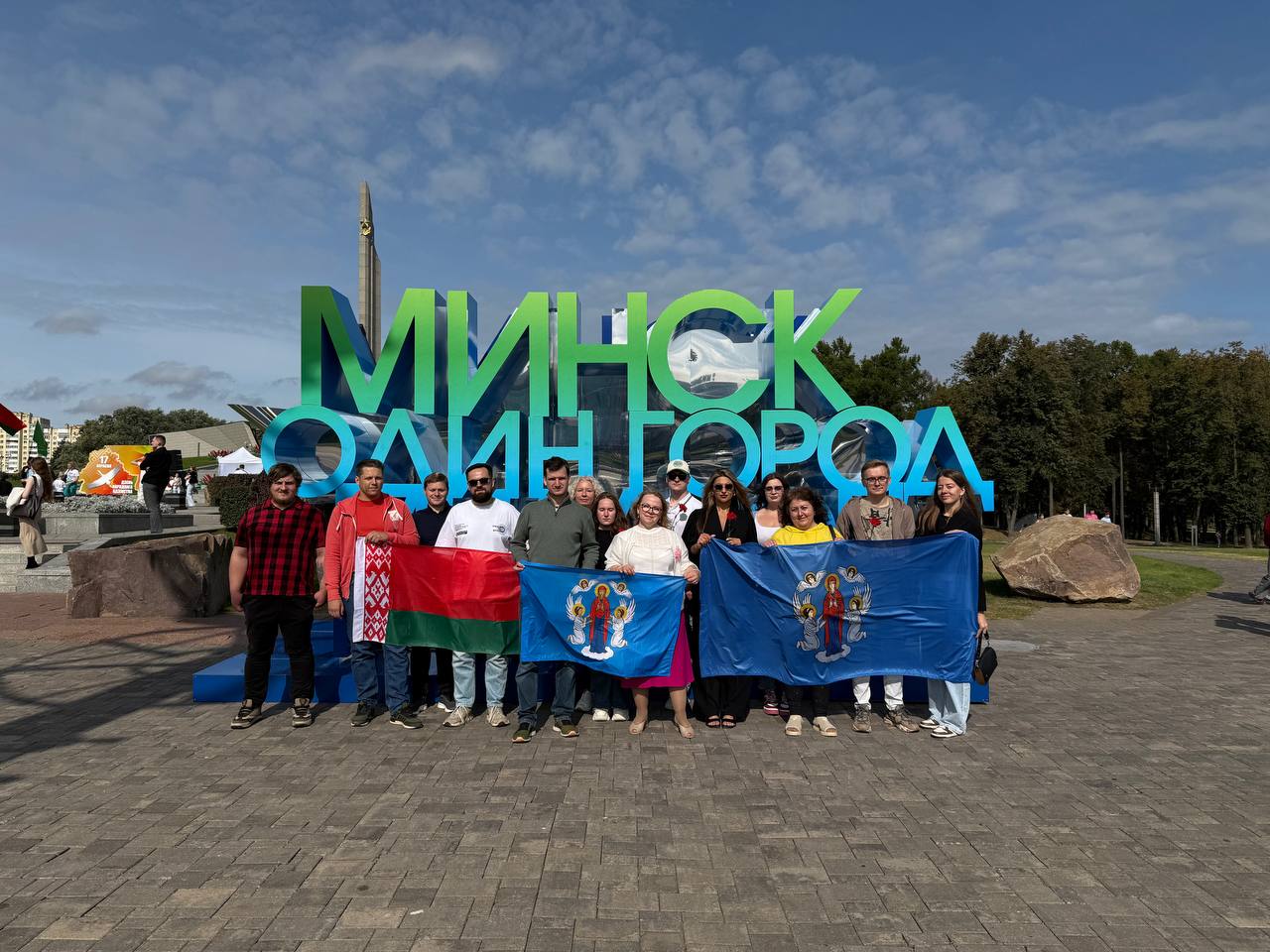 Сотрудники Минского комбината силикатных изделий возложили цветы к монументу «Минск-город-герой».  Сотрудники Минского комбината силикатных изделий возложили цветы к монументу «Минск-город-герой».