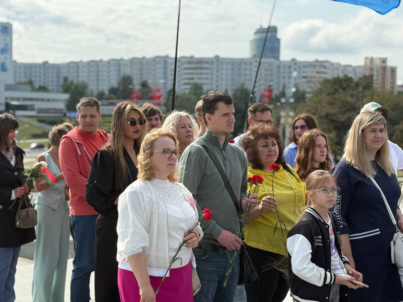 Сотрудники Минского комбината силикатных изделий возложили цветы к монументу «Минск-город-герой».  Сотрудники Минского комбината силикатных изделий возложили цветы к монументу «Минск-город-герой».
