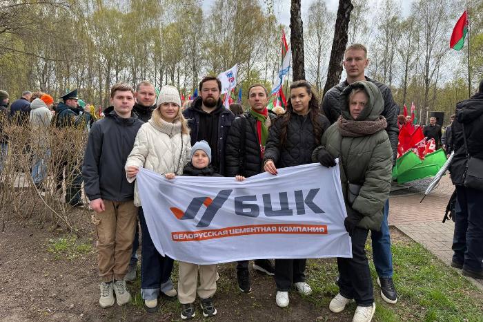 Возложение цветов к памятным знакам "Ахвярам Чарнобыля" и "Камень мира Хиросимы"