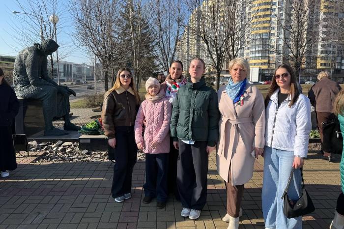 Активисты ОО «Белорусский союз женщин» и ОО «Белая Русь» Минского КСИ возложили цветы у монумента  «Память».