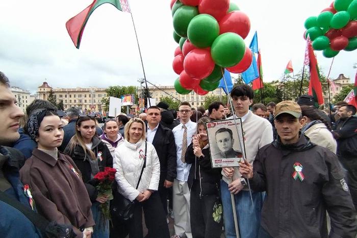 Коллектив Минского комбината силикатных изделий возложили цветы к памятному монументу на площади Победы.