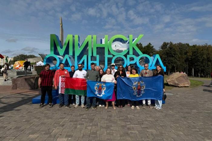 Сотрудники Минского комбината силикатных изделий возложили цветы к монументу «Минск-город-герой». 