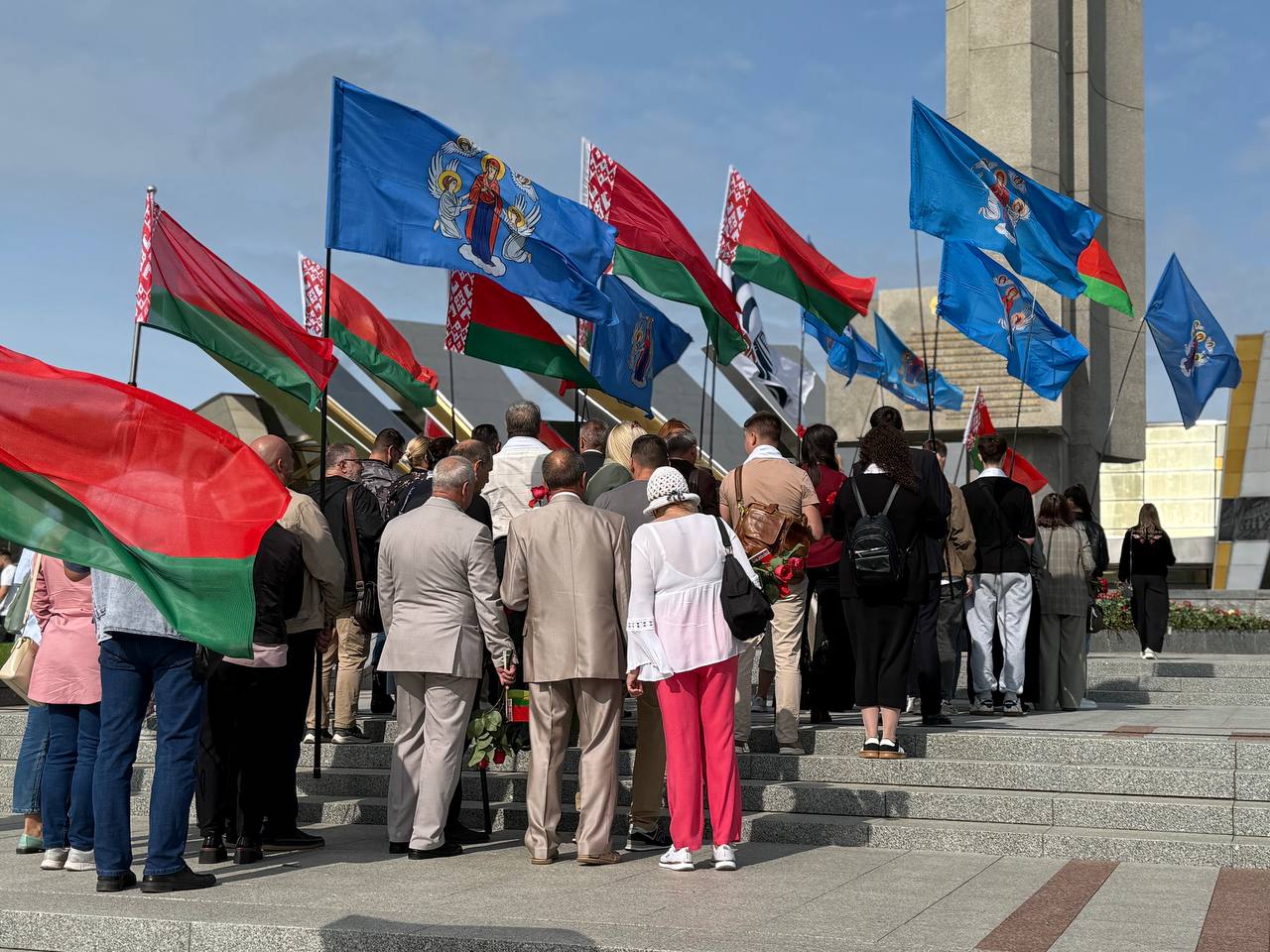 Сотрудники Минского комбината силикатных изделий возложили цветы к монументу «Минск-город-герой».  Сотрудники Минского комбината силикатных изделий возложили цветы к монументу «Минск-город-герой».